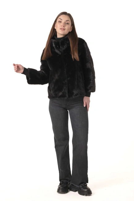 Женская норковая шуба чёрного цвета с брошью-6