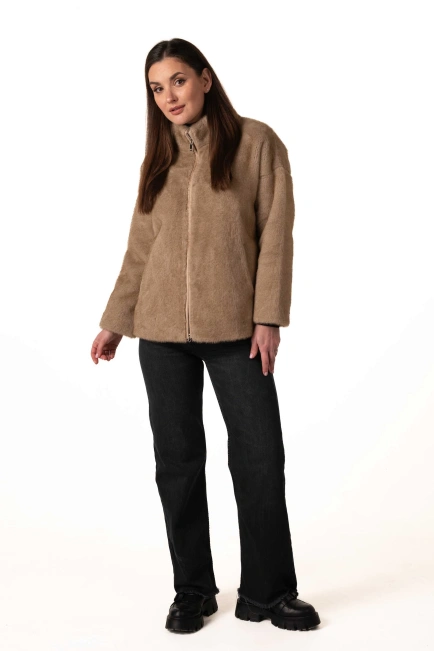 Короткая шуба из экомеха бежевого цвета-8