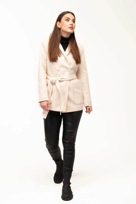 Женское пальто молочного цвета с поясом-6