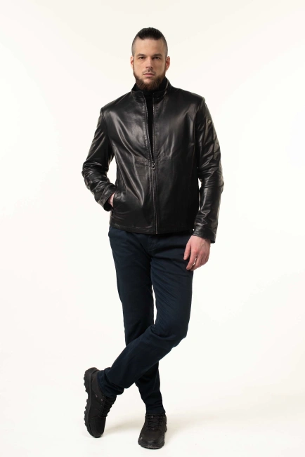Чёрная кожаная куртка с молниями на манжетах-8