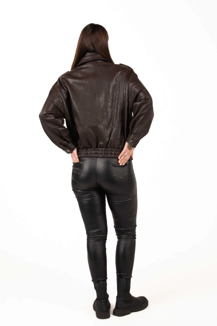 Коричнева шкіряна куртка з резинкою по низу-2