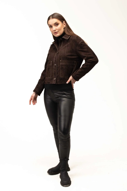Жіноча коричнева замшева куртка на кнопках-5