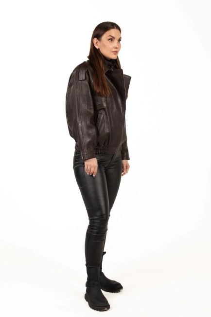 Коричнева шкіряна куртка з резинкою по низу-7