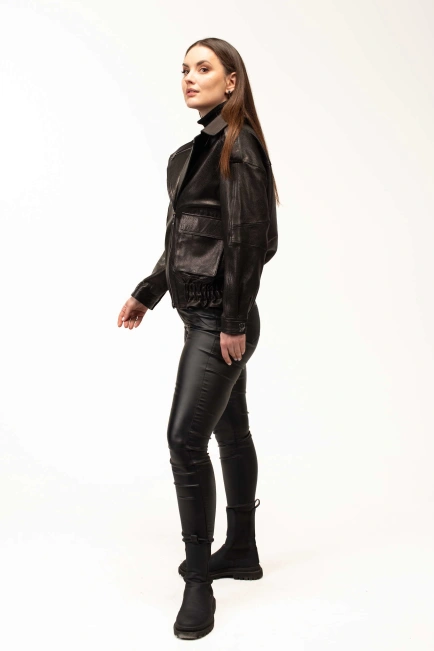 Жіноча шкіряна куртка з резинкою на стегнах-5