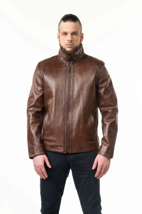 Кожаная куртка в коричневом оттенке с швами