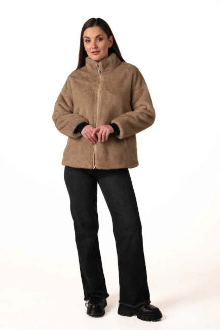 Короткая шуба из экомеха бежевого цвета-3