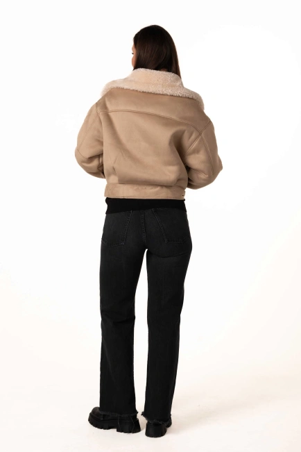 Женская эко-дублёнка-бомбер бежевого цвета-2