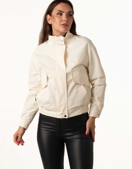 Жіноча вітровка-бомбер молочна