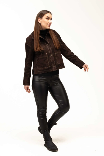 Жіноча коричнева замшева куртка на кнопках-7
