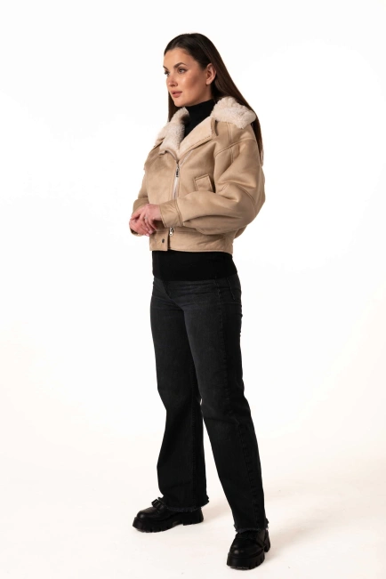 Женская эко-дублёнка-бомбер бежевого цвета-5