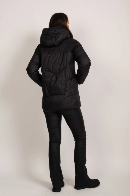 Чорна молодіжна куртка з біопухом-7