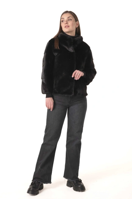Женская норковая шуба чёрного цвета с брошью-9