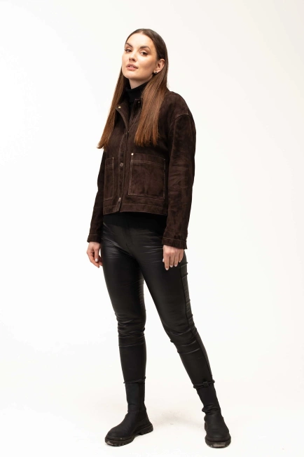 Жіноча коричнева замшева куртка на кнопках-8
