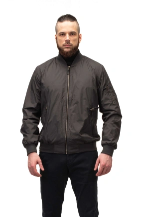 Чоловіча легка куртка чорного кольору бомбер