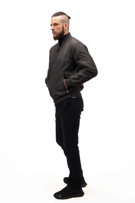 Чоловіча легка куртка чорного кольору бомбер-5