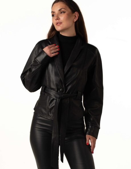 Жіноча шкіряна куртка з акцентними плечами
