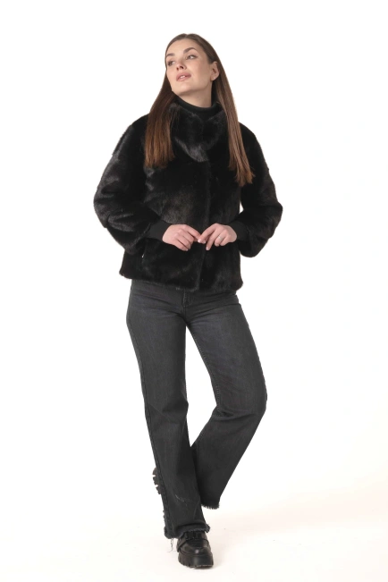 Женская норковая шуба чёрного цвета с брошью-7
