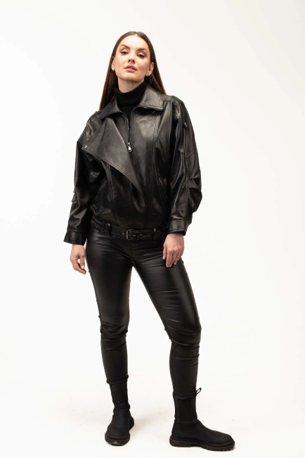 Жіноча чорна шкіряна куртка під резинку з комірцем-9