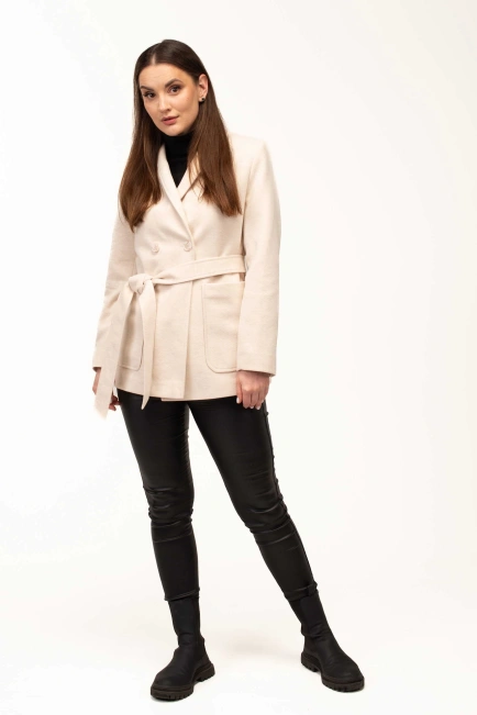 Женское пальто молочного цвета с поясом-8